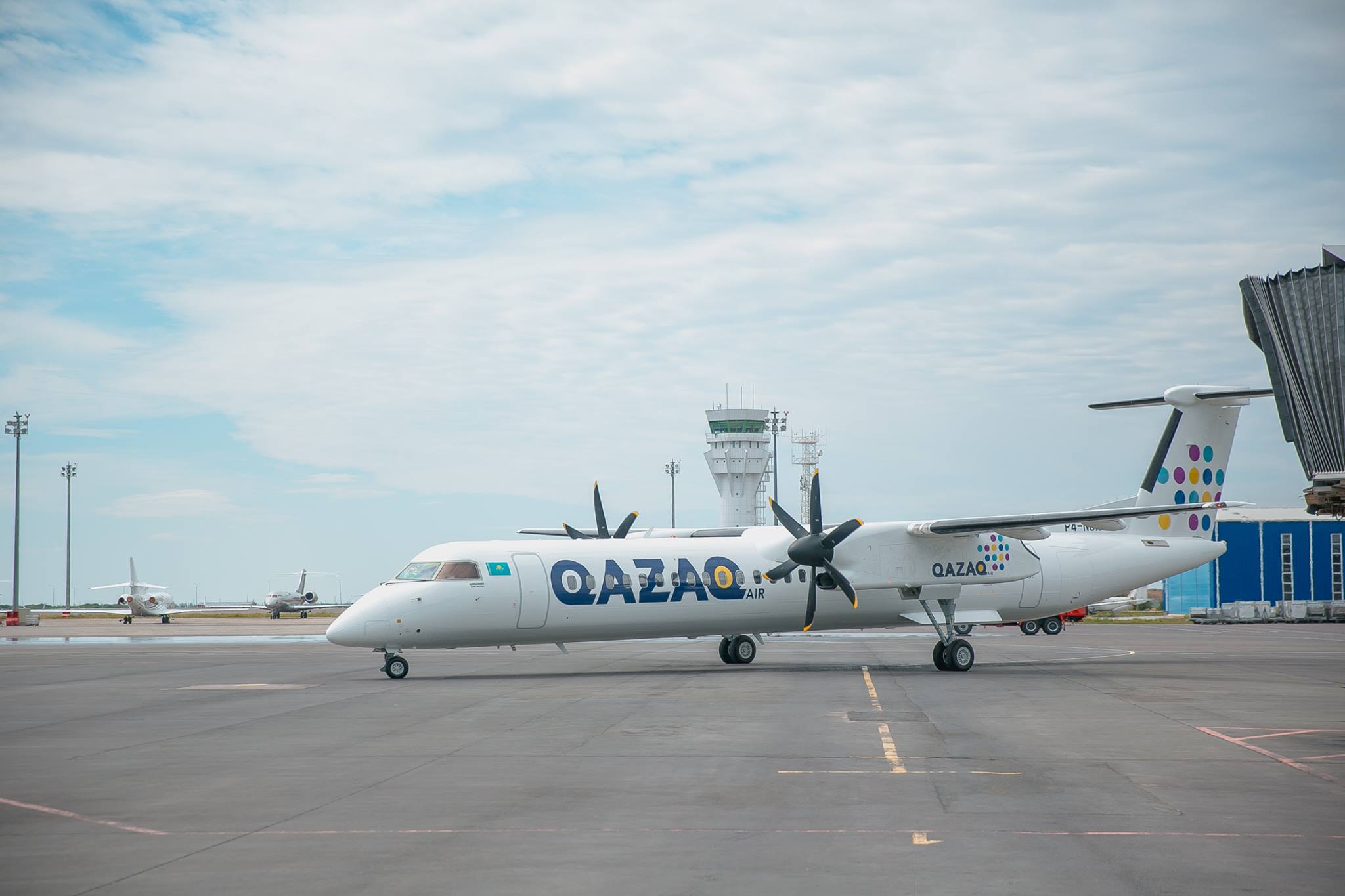 Самолеты через казахстан. Авиакомпания Qazaq Air. Qazaq Air самолеты. Bombardier Qazaq Air. Самолет бомбардир казак Эйр.