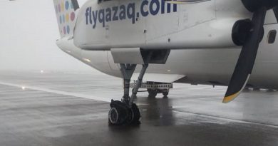 У самолета Qazaq Air лопнули шины при посадке